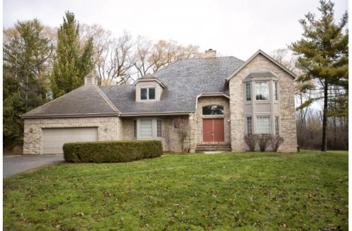 10527 North Pine Tree Circle, Mequon, WI 53092-5522