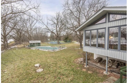 W20 Oakwood Drive, Delafield, WI 53018