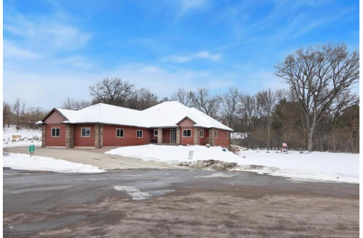 W8114 Country Avenue, Holmen, WI 54636-9582