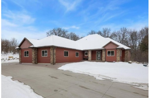 W8114 Country Avenue, Holmen, WI 54636-9582