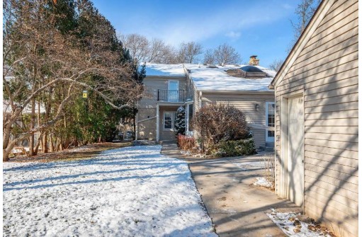 2140 North 93rd Street, Wauwatosa, WI 53226-2608