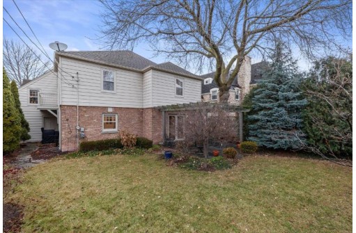 3916 North Ridgefield Circle, Shorewood, WI 53211