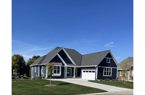 327 Sandy Circle, Pewaukee, WI 53072