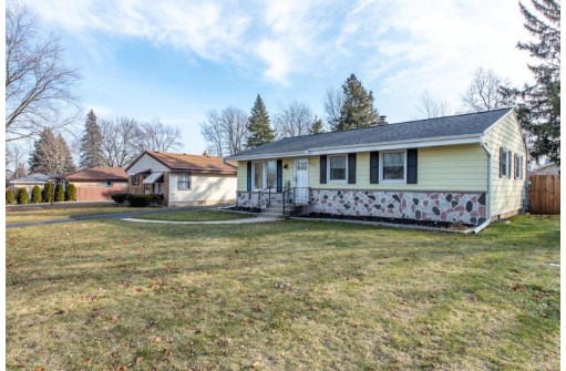 315 East Susan Drive, Oak Creek, WI 53154