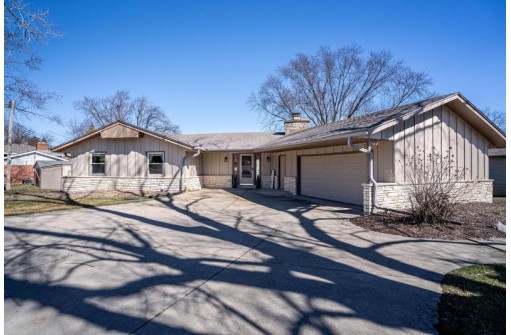 W356N5212 Lakeshore Drive, Oconomowoc, WI 53066-3245