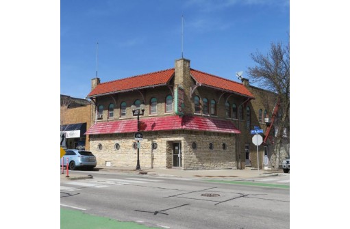 7200 West North Avenue, Wauwatosa, WI 53213-1820