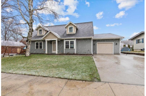 704 Moraine Court, Kewaskum, WI 53040