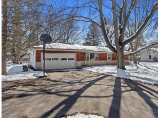 430 Arlington Drive Delafield, WI 53018-1104