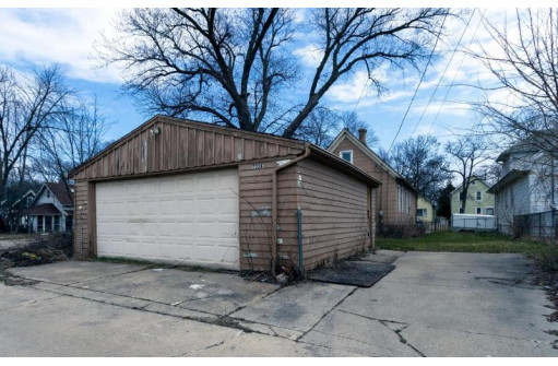 5233 North 38th Street, Milwaukee, WI 53209-4735