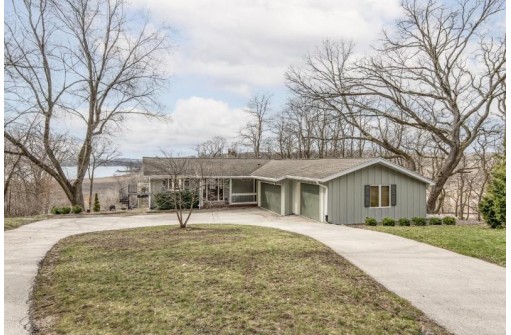 N40W27953 Glacier Road, Pewaukee, WI 53072