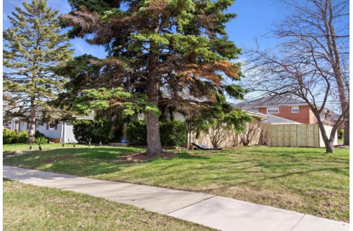 8853 West Brentwood Avenue, Milwaukee, WI 53224-5300