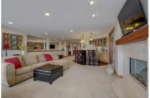 W294S5378 Holiday Oak Drive, Waukesha, WI 53189