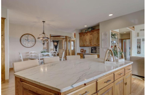 W294S5378 Holiday Oak Drive, Waukesha, WI 53189