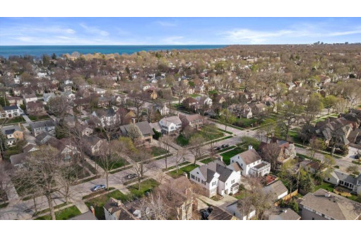 6121 North Bay Ridge Avenue, Whitefish Bay, WI 53217-4326