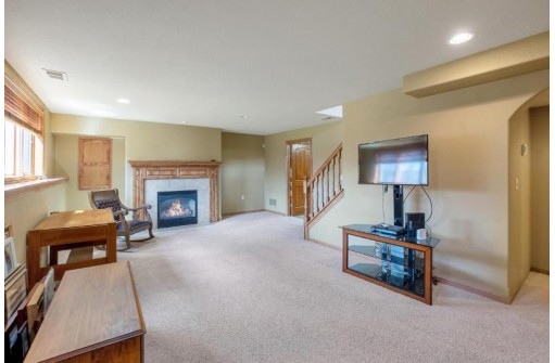 3423 Red Maple Way, Waukesha, WI 53188-2550