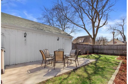 180 East Montclaire Avenue, Whitefish Bay, WI 53217-4653