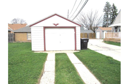 2915 15th Avenue, South Milwaukee, WI 53172-3031