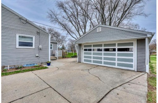 4534 North 101st Street, Wauwatosa, WI 53225-4613