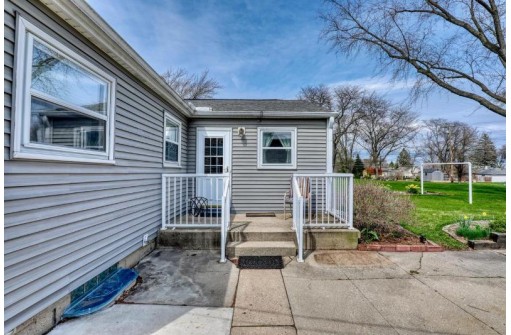 4534 North 101st Street, Wauwatosa, WI 53225-4613