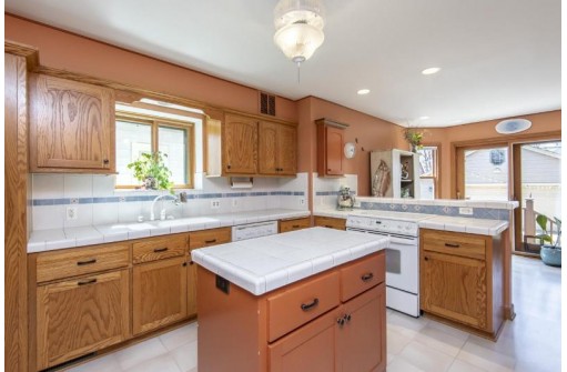 2453 North 66th Street, Wauwatosa, WI 53213-1432