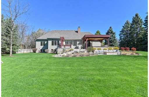 7547 West Sunnyvale Court, Mequon, WI 53092-1800