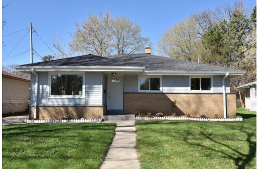 6979 North Darien Street, Milwaukee, WI 53209-2470