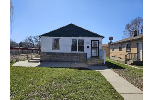 4735 West Luscher Avenue, Milwaukee, WI 53218-4430