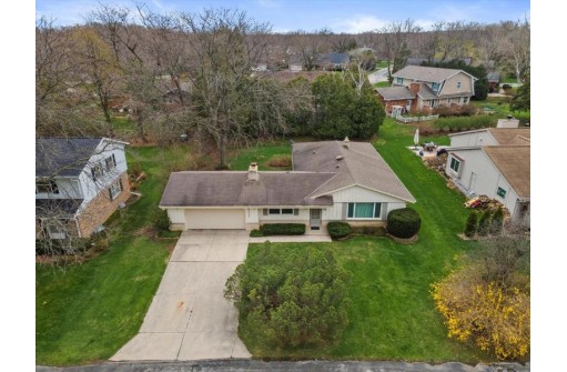 3325 West Colette Court, Mequon, WI 53092