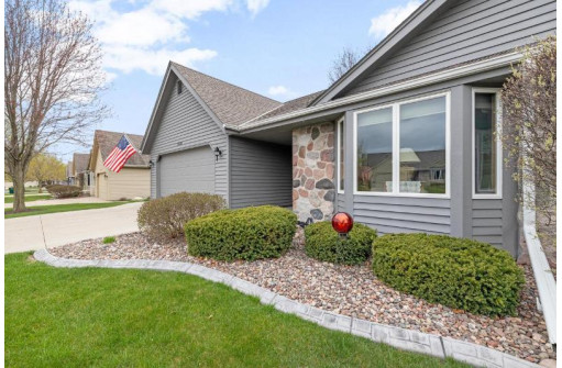 1402 Hidden Fields Drive, West Bend, WI 53095