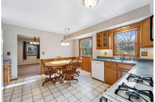 W61N934 Crescent Drive, Cedarburg, WI 53012-1228