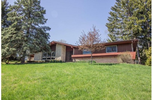 2955 Huntington Circle, Brookfield, WI 53005-1902