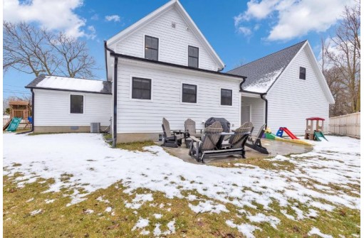 W53N565 Highland Drive, Cedarburg, WI 53012-2139