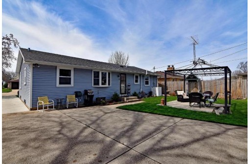 8645 33rd Avenue, Kenosha, WI 53142-2557