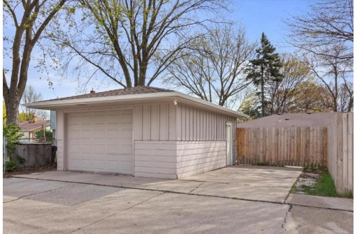 5057 South 19th Street, Milwaukee, WI 53221-3540