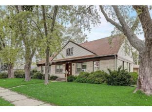 7504 West Grantosa Drive Milwaukee, WI 53218-3812