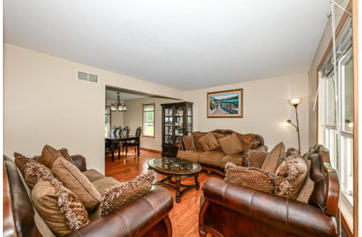 2040 West Jonathan Drive, Oak Creek, WI 53154-2638