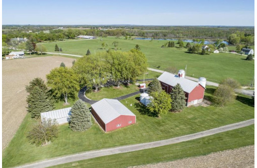 1048 West Concord Center Drive, Sullivan, WI 53178