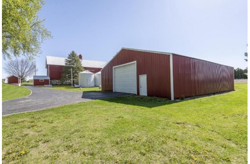 1048 West Concord Center Drive, Sullivan, WI 53178