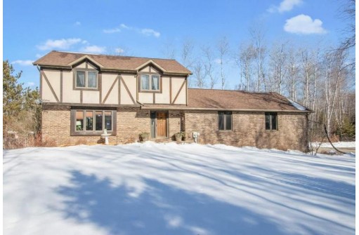 2454 Forest Meadows Court, Green Bay, WI 54313-7873