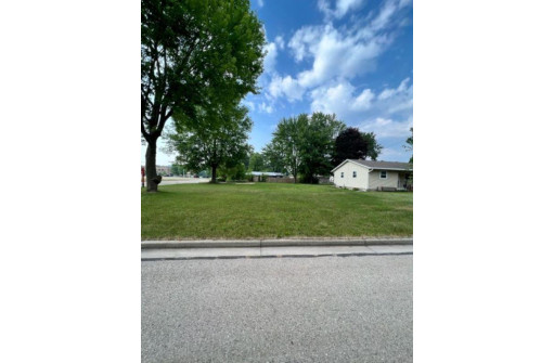 1002 7th Street, Waupaca, WI 54981