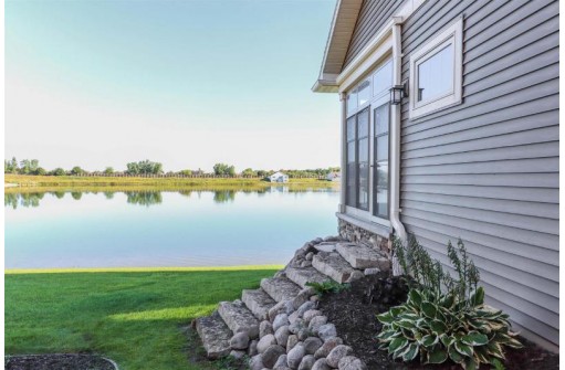 1331 Prairie Lake Circle, Neenah, WI 54956