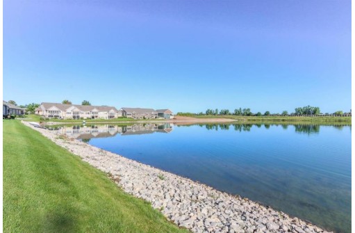 1331 Prairie Lake Circle, Neenah, WI 54956