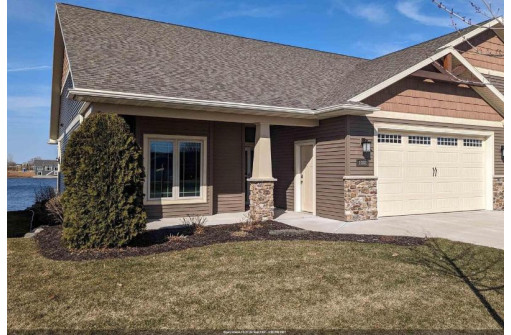 1331 Prairie Lake Circle, Neenah, WI 54956