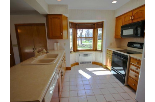 655 Sunset Circle, Green Bay, WI 54301