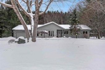 2317 Pinecrest Harbor Springs, MI 49740