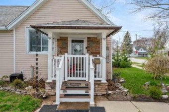 102 E Lincoln Charlevoix, MI 49720