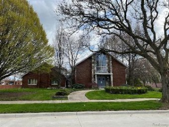 17901 Collinson Avenue Eastpointe, MI 48021