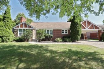 19852 Holiday Road Grosse Pointe Woods, MI 48236