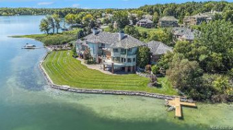 82 Chateaux Du Lac Fenton, MI 48430