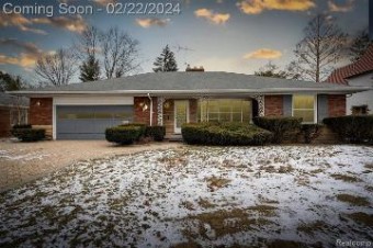 44 Roslyn Road Grosse Pointe Shores, MI 48236